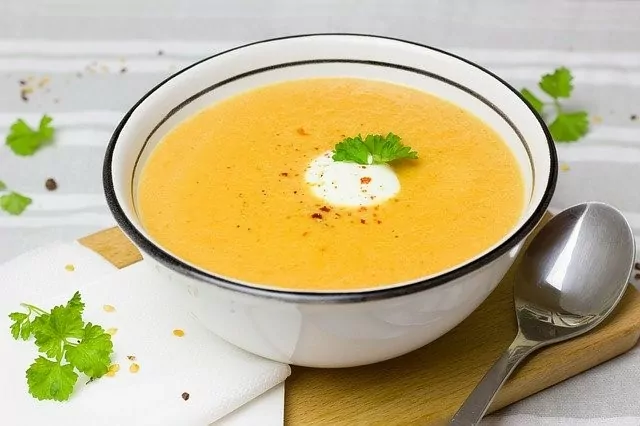 Aksamitna zupa krem z  marchewki, batata i imbiru