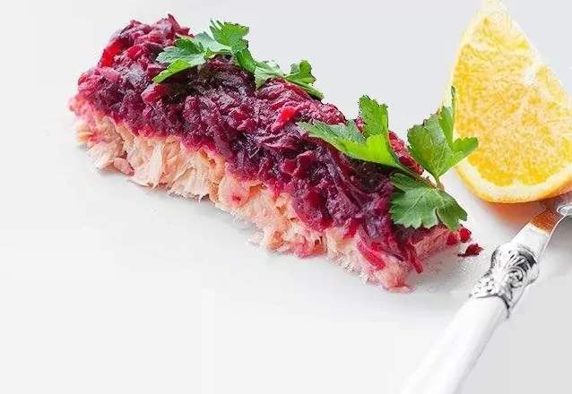 Łosoś zapiekany w buraczkach