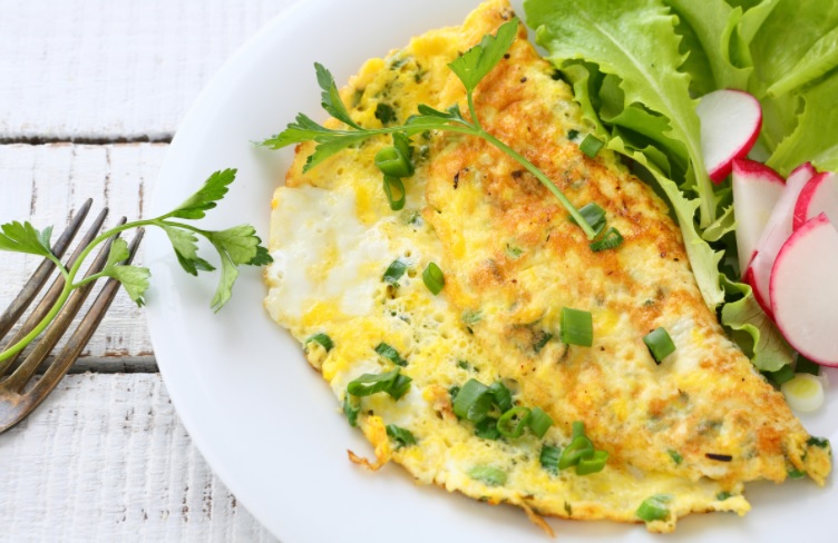 Omlet z warzywami – szybkie śniadanie białkowo-tłuszczowe