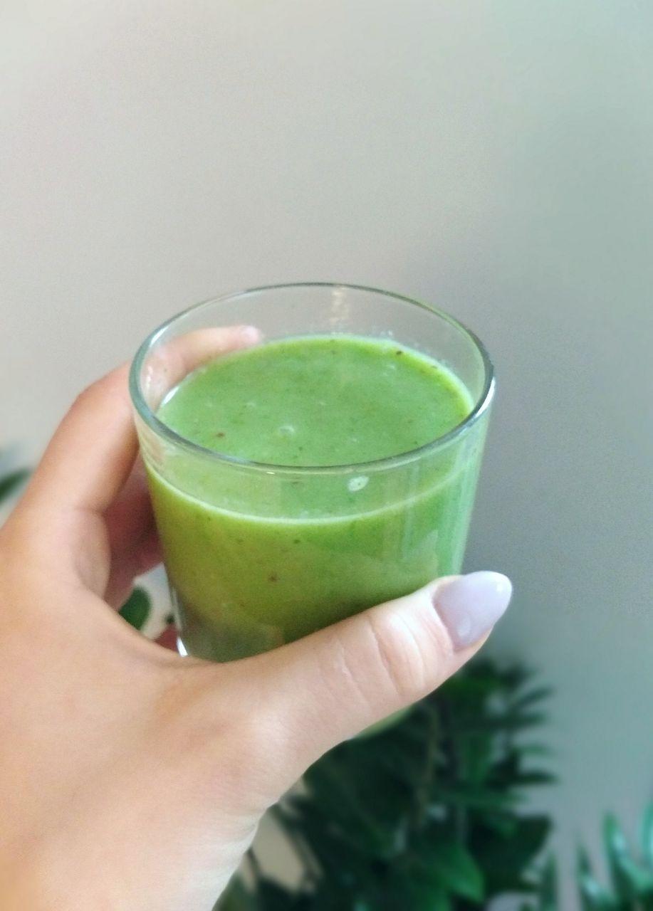 Przepis na smoothie z jarmużem, ananasem i pomarańczą